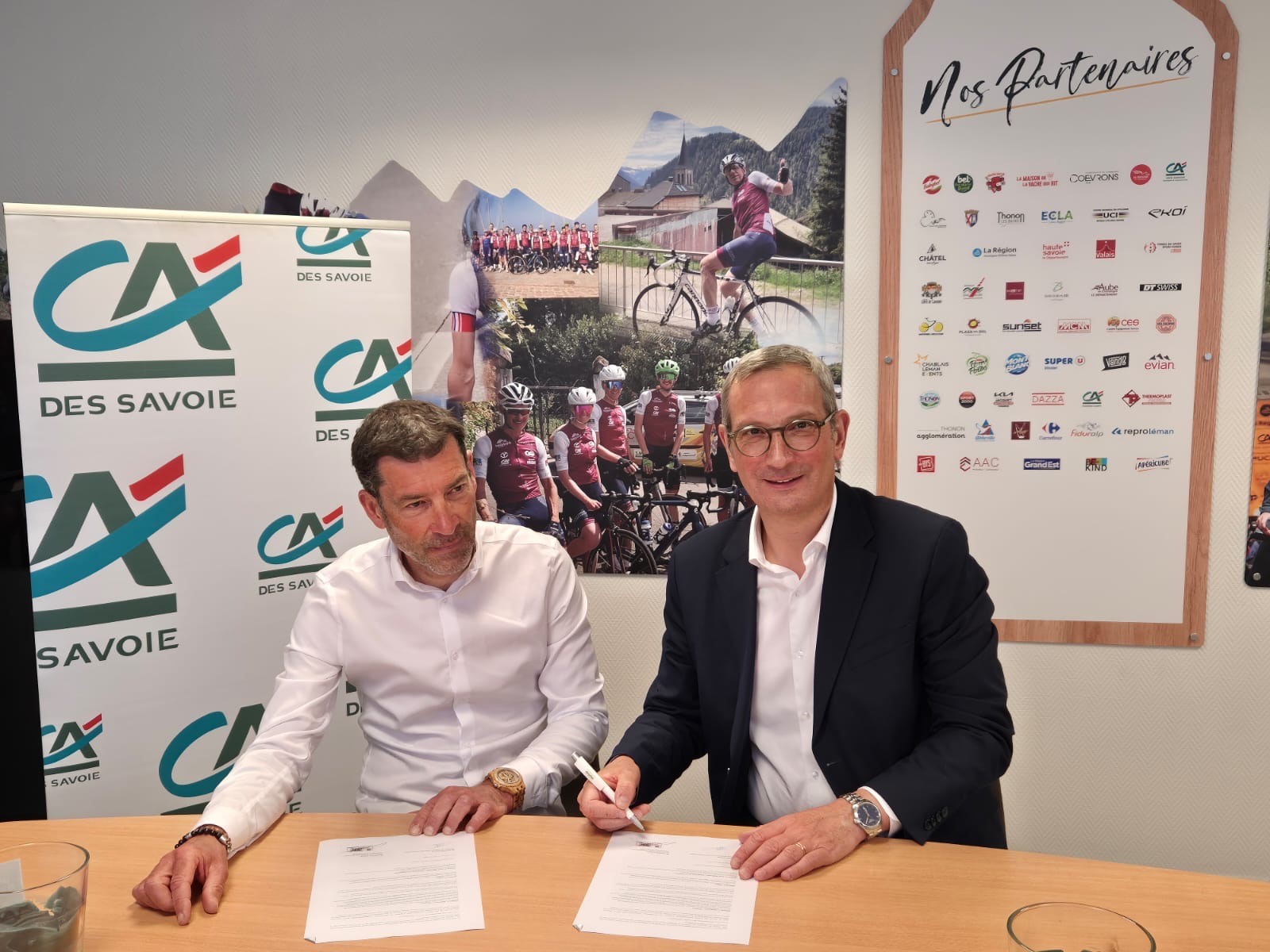Signature de la convention du partenariat par Joel Allard (Directeur du secteur Chablais Annemasse Crédit Agricole des Savoie) et Christophe Costa (CLSO)
