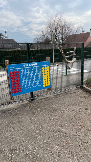 Jeu adapté avec un puissance 4 sur le grillage.