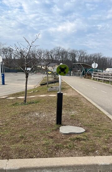 Jeu adapté avec un tubophone dans la cour noir et vert.