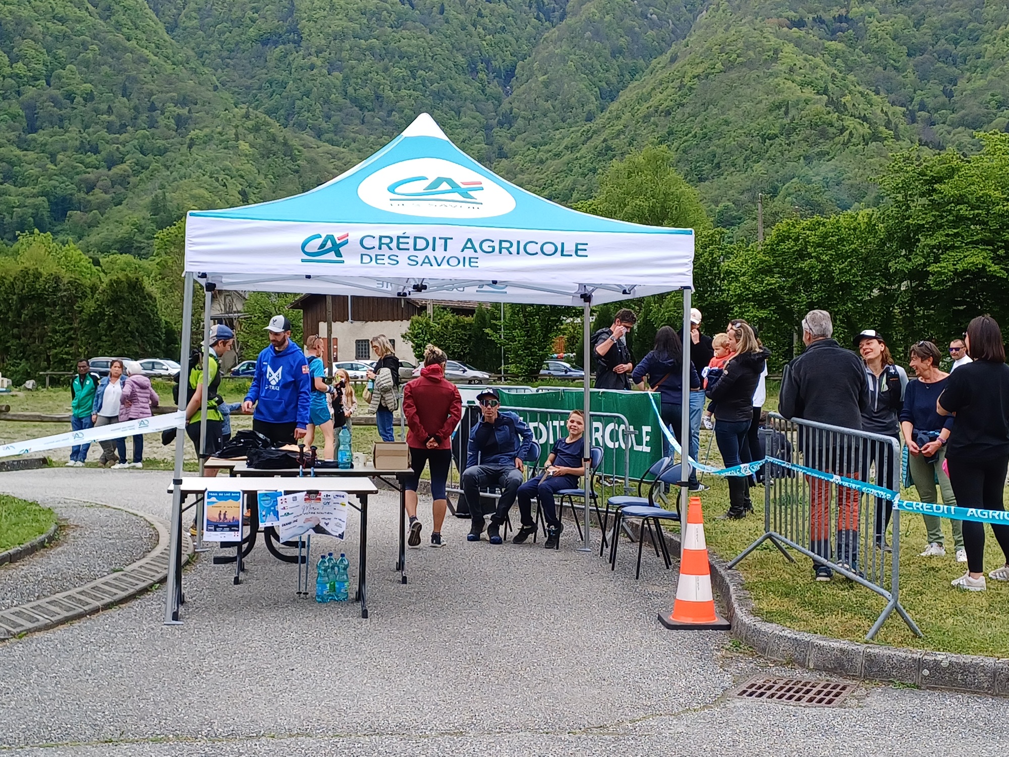Arrivée de la course sous une tente Crédit Agricole des Savoie