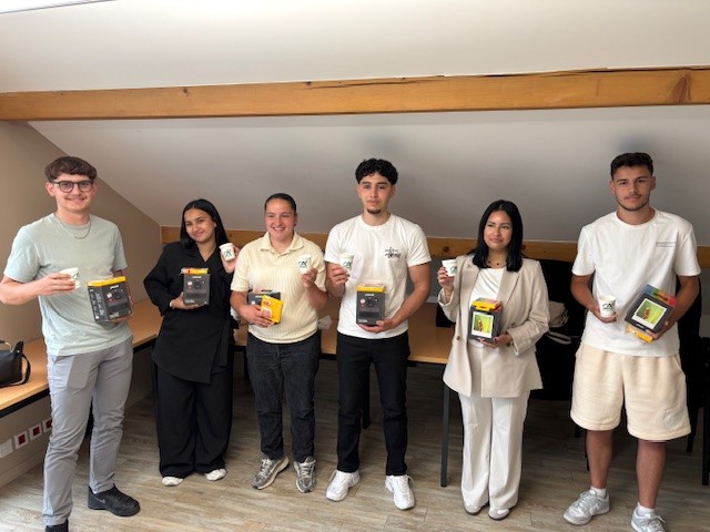 Les six lauréats le jour de la remise des prix à l'agence de Barberaz, avec leur polaroid.