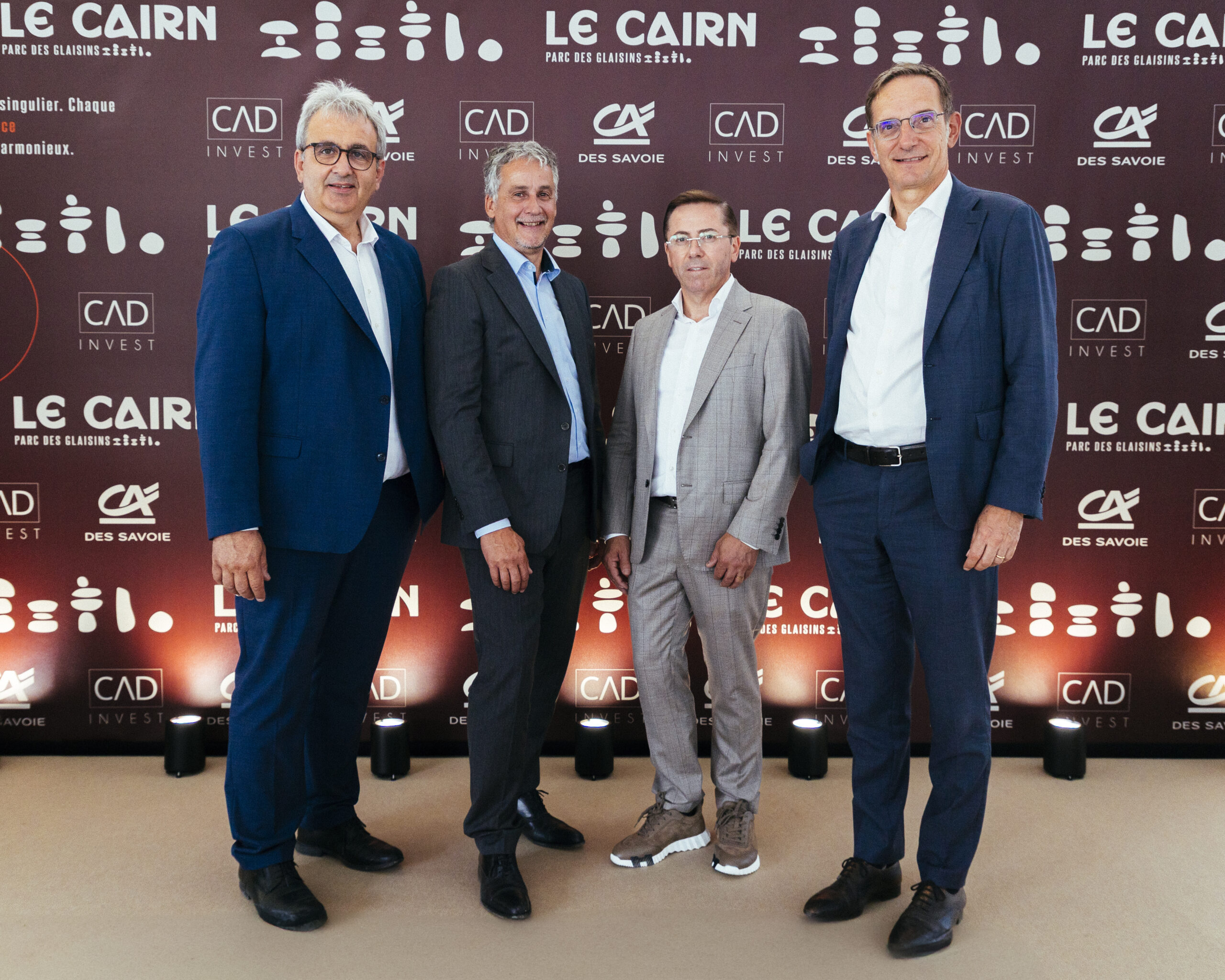Eric Vial président du CADS, Stéphane Roger président de CAD Invest, Emmanuel Duret directeur général de CAD Invest et Laurent Bennet directeur du CADS devant le photocall de l'inauguration du projet CAIRN.
