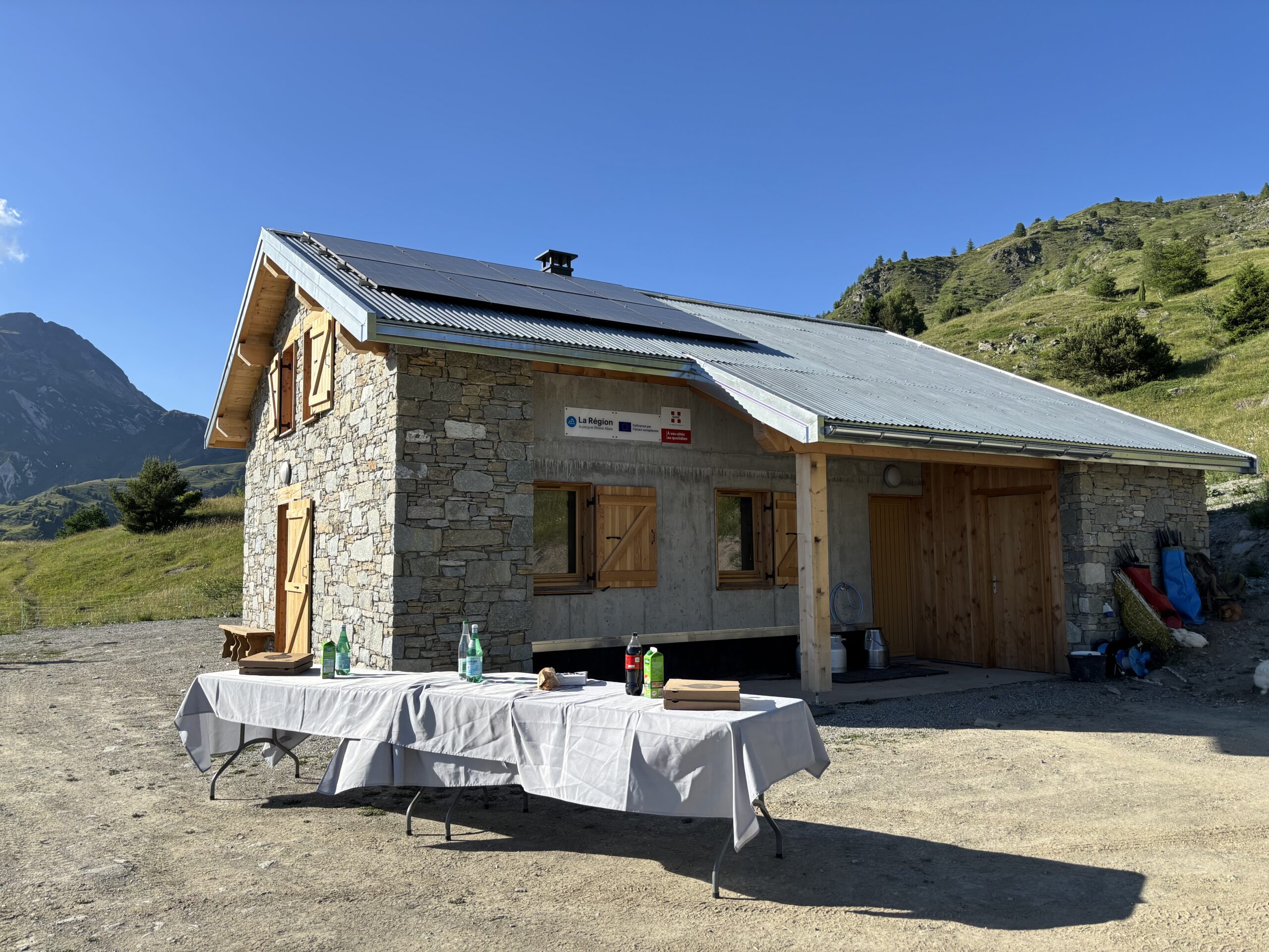 Pique-nique devant une maison de pierre sur les hauteurs de de Beaune