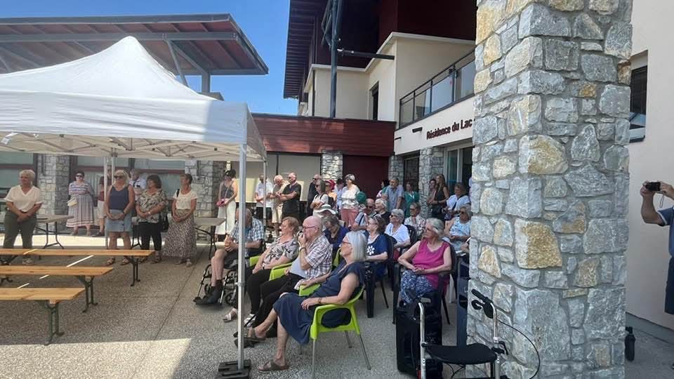 Groupes de personnes devant l'EPHAD de Novalaise