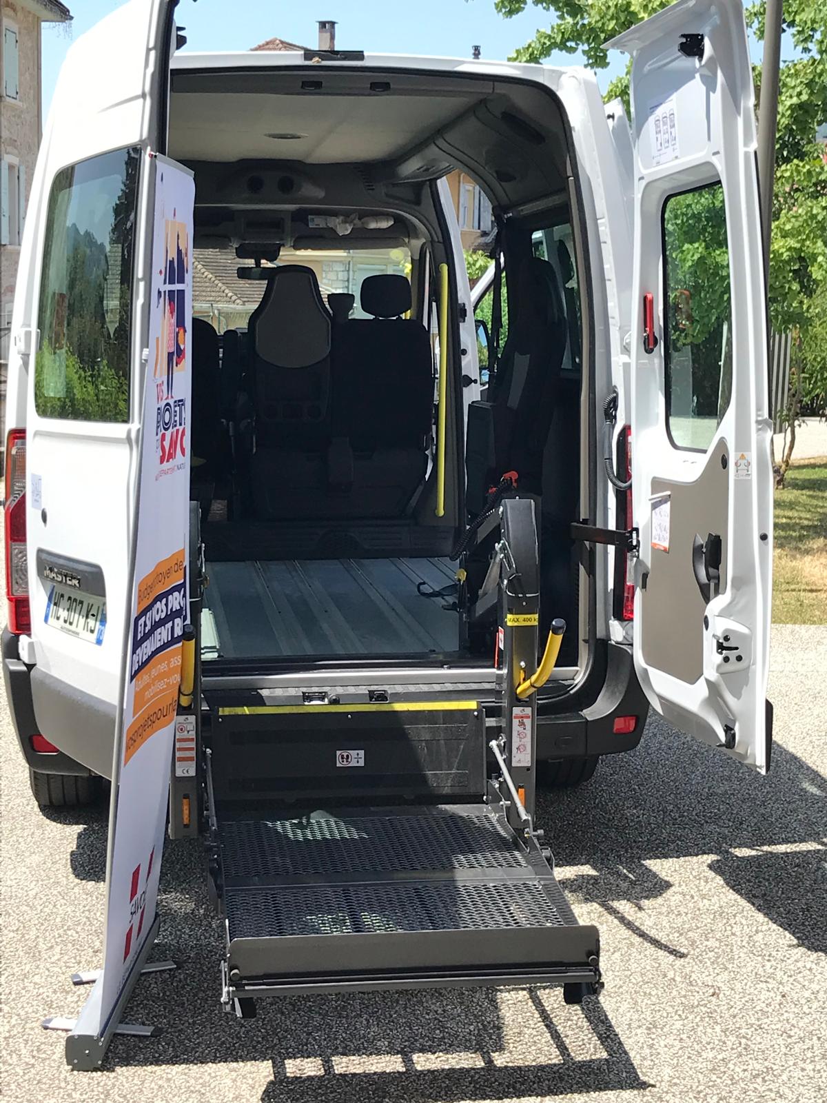 Photo du minibus électrique avec portes ouvertes extérieures