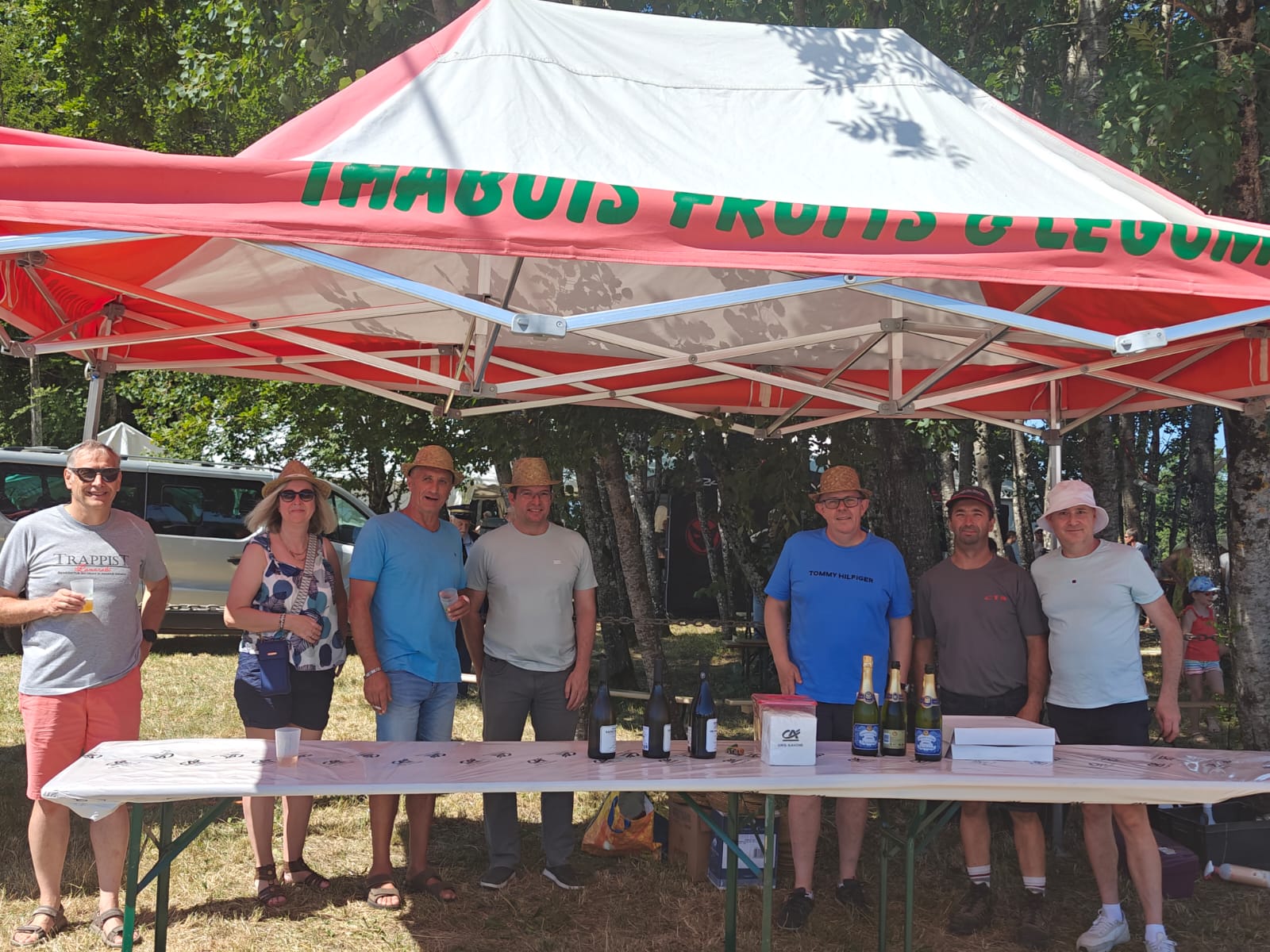 groupe de 7 personnes sous une tente buvette