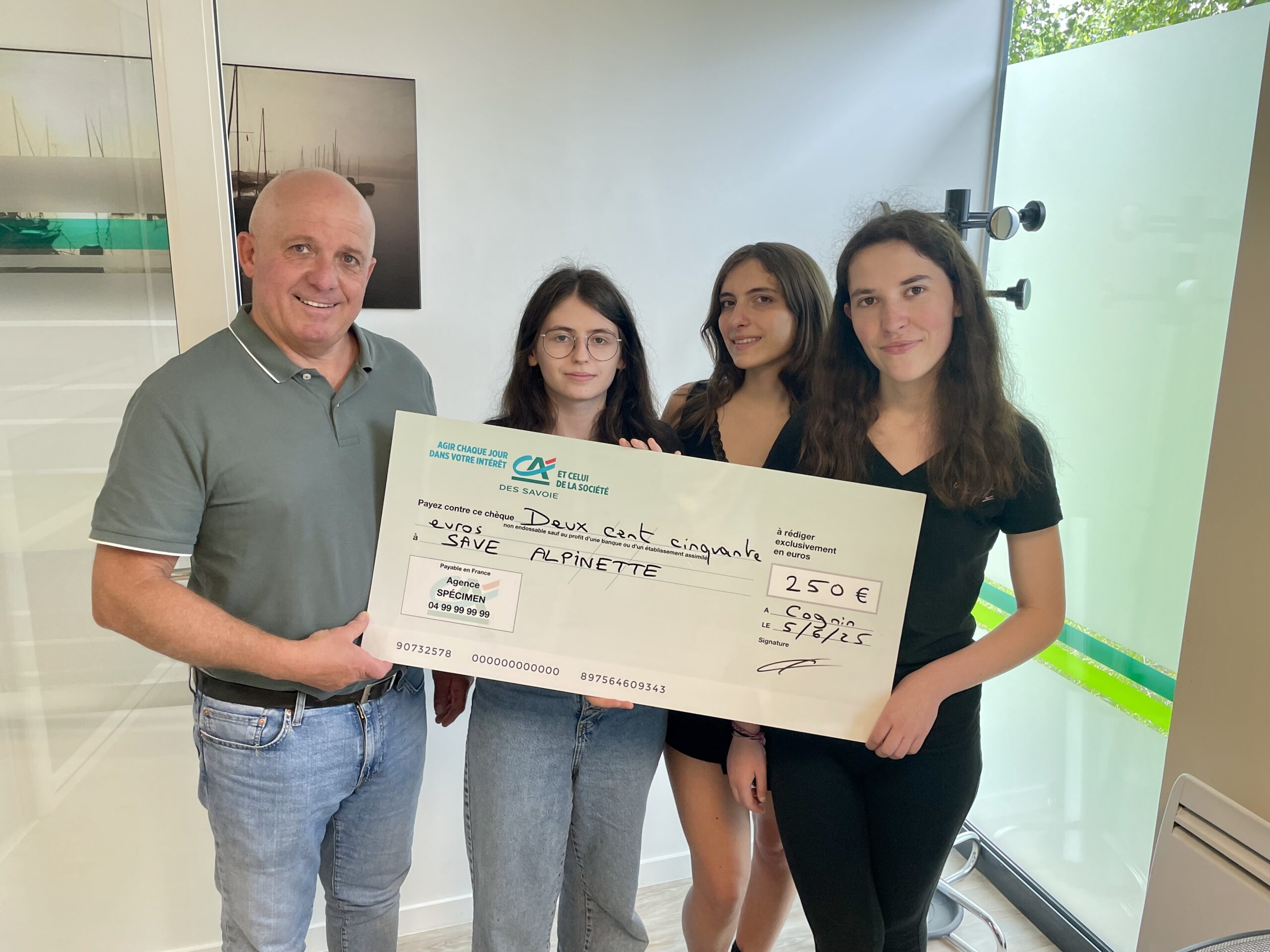 Remise d'un chèque de 250€ à save alpinette dans l'agence du crédit agricole des savoie à Cognin