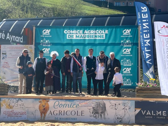 12 personnes sur le podium crédit agricole des savoie au comice agricole du Valmeinier