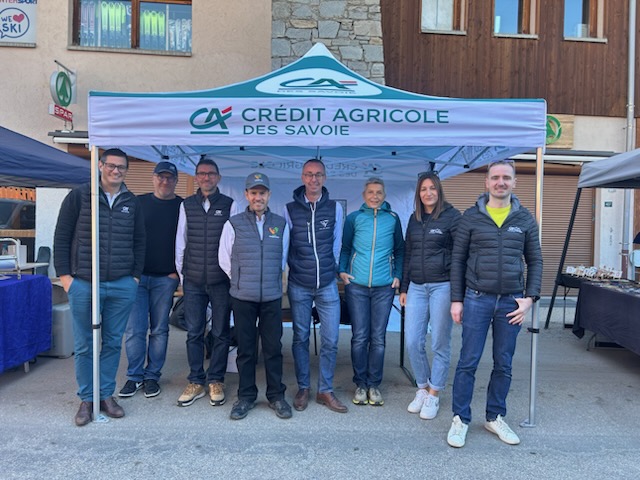 8 personnes sous une tente Crédit Agricole au comice agricole de Valmeinier