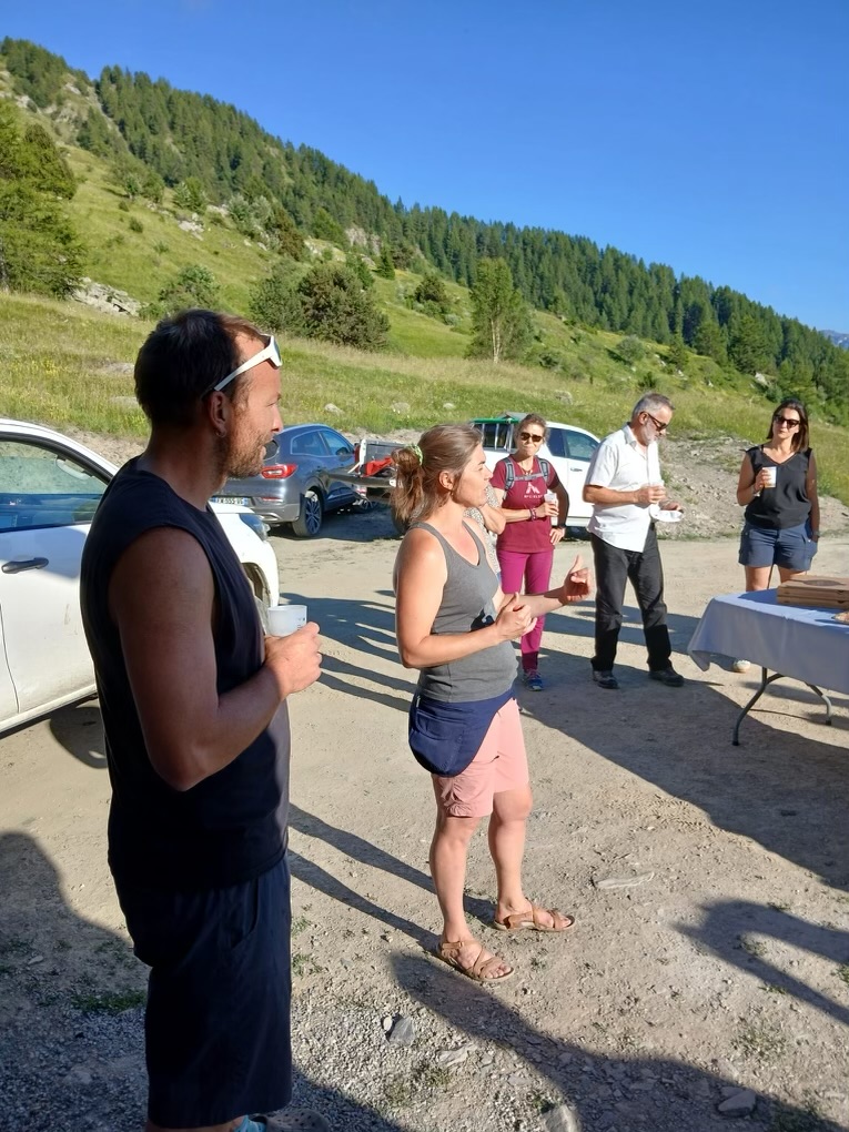 5 personnes en pique-nique