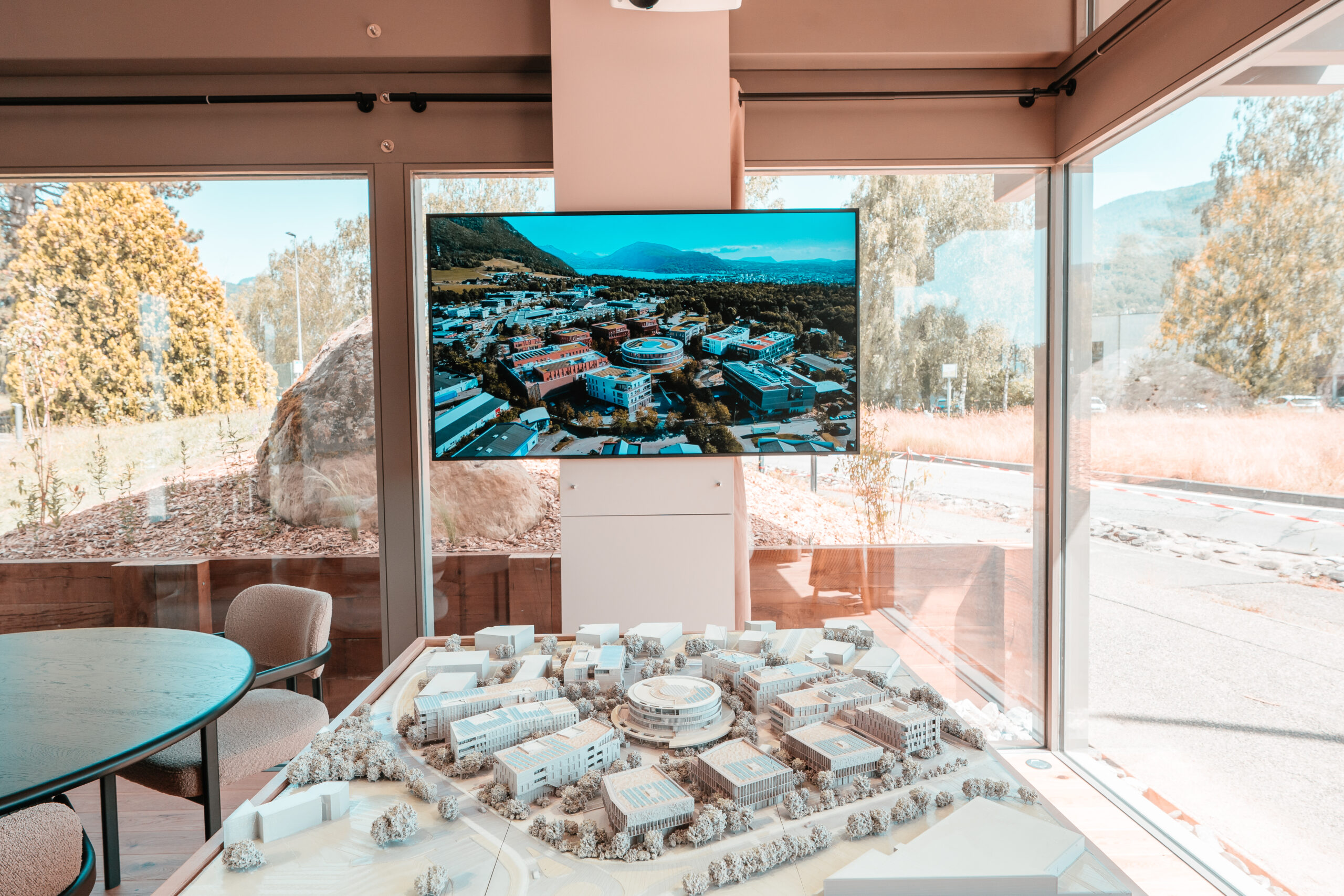 Maquette du projet CAIRN en 3D mais également sur la télé, le tout dans les locaux actuel.