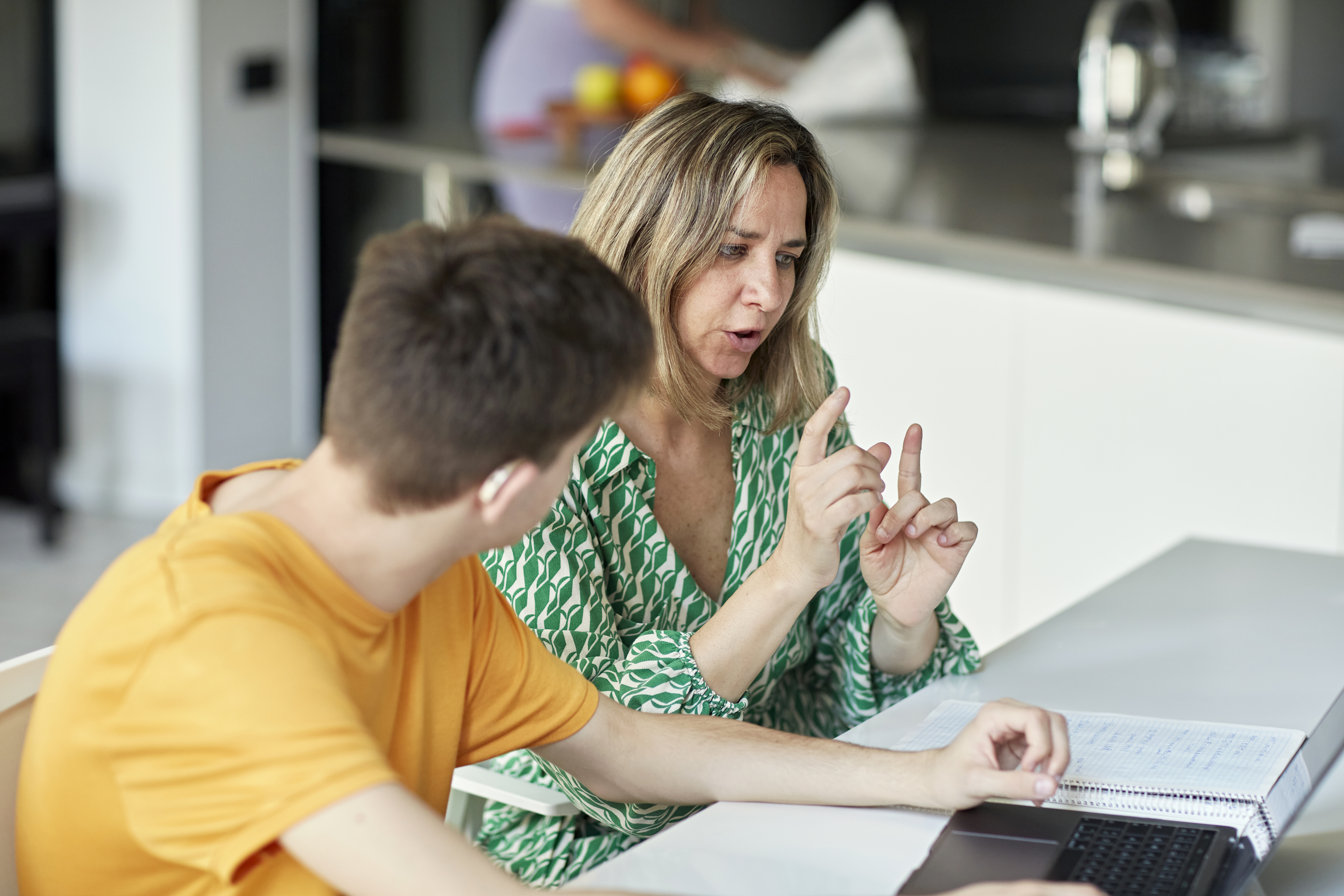 2 personnes qui parlent en langage des signes